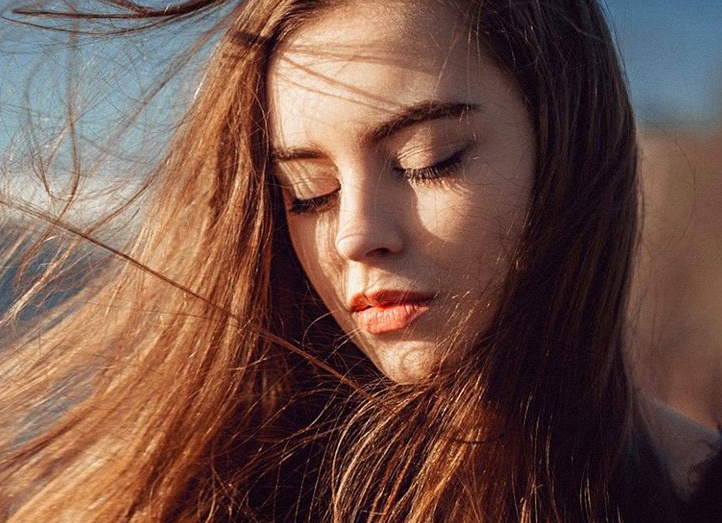 Почему волосы быстро жирнеют: 13 распространённых причин